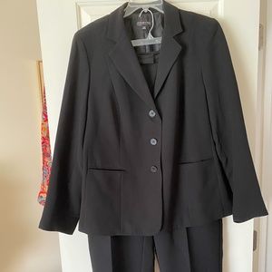 Jones New York Women’s Suit in Black